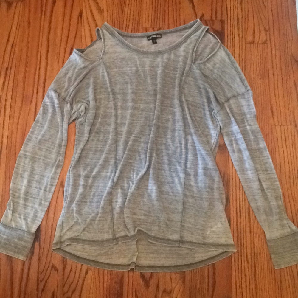 Long sleeved nod the shoulder